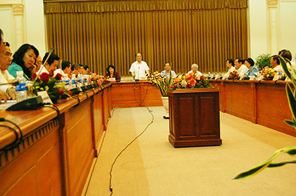 ປະທານສະພາແຫ່ງຊາດ Nguyen Sinh Hung ເຮັດວຽກກັບການນຳຫຼັກແຫຼ່ງນະຄອນ ໂຮ່ຈີມິນ